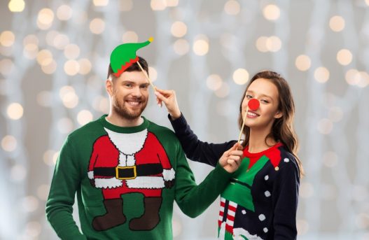 Par iført hver deres grimme julesweater